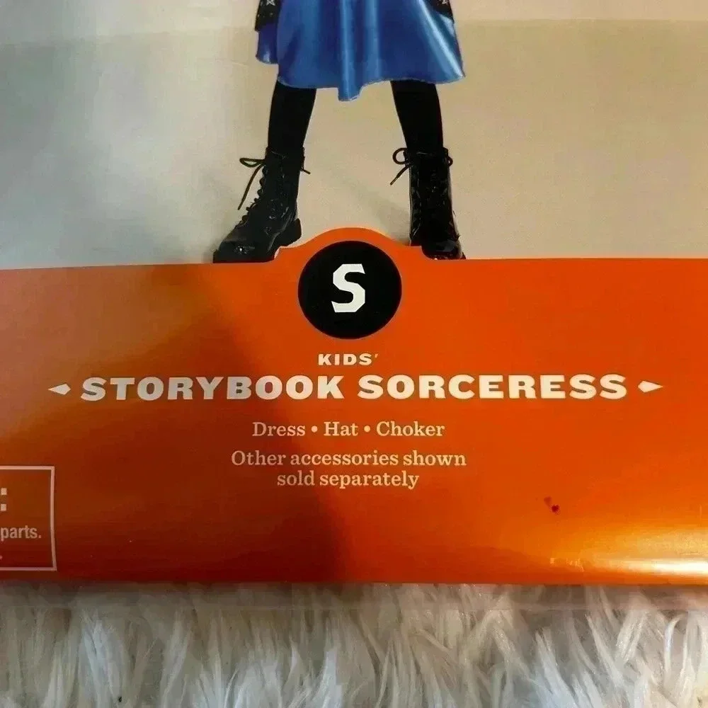 New witch‎ costume size small. Ages 4 to 7 includes the dress, hat and choker.